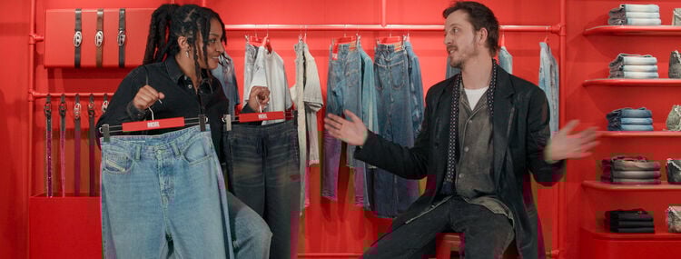 Image showing Lea Ogunlami while interviewing Glenn Martens